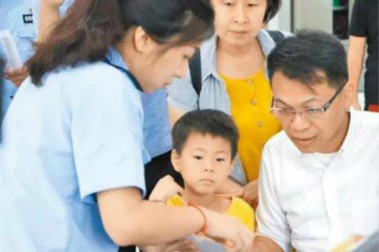 图为台胞申请居住证（图：台媒资料图）